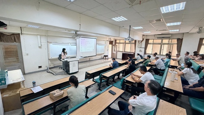 照片說明：檔案管理承辦人說明相關規定。